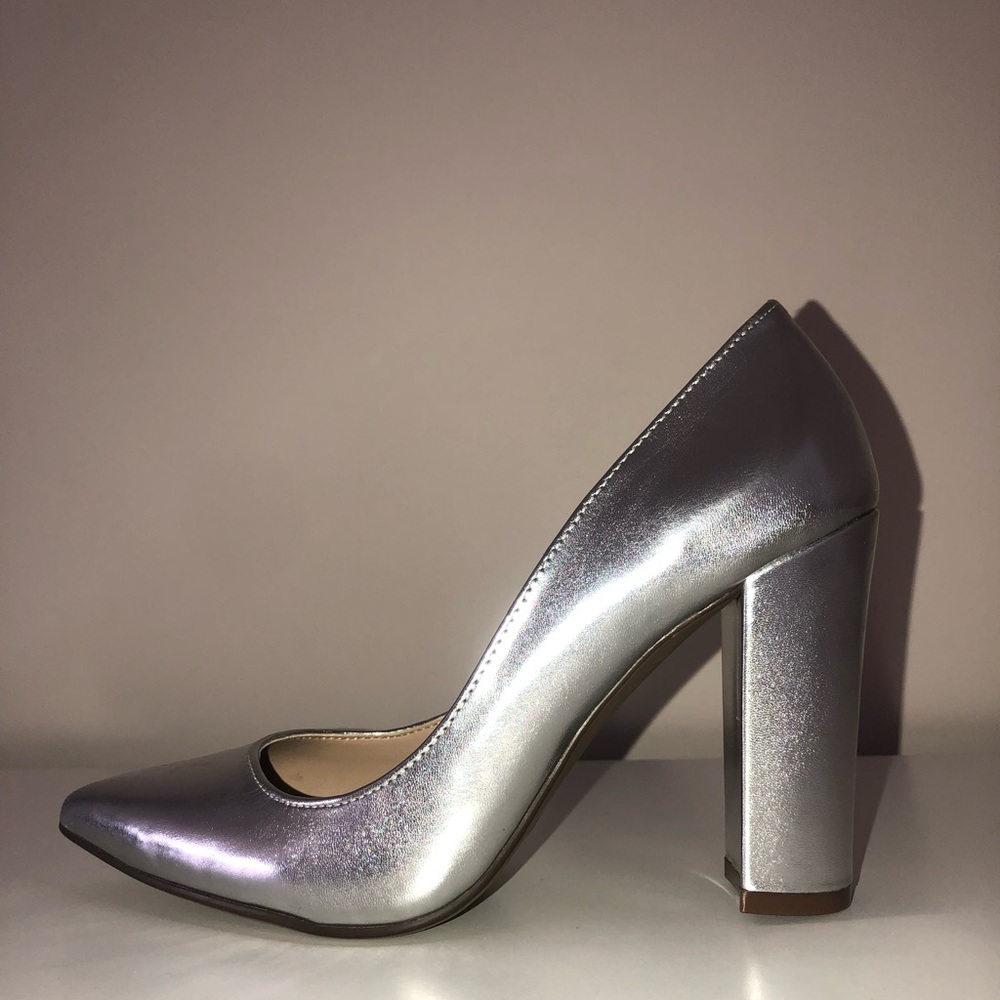 Glamorous silver metallic pointed heeled shoes,